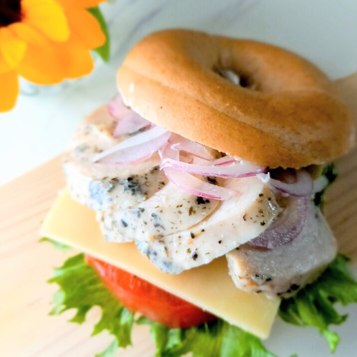 サラダチキンとチーズの全粒粉ベーグルサンドꕤ୭*